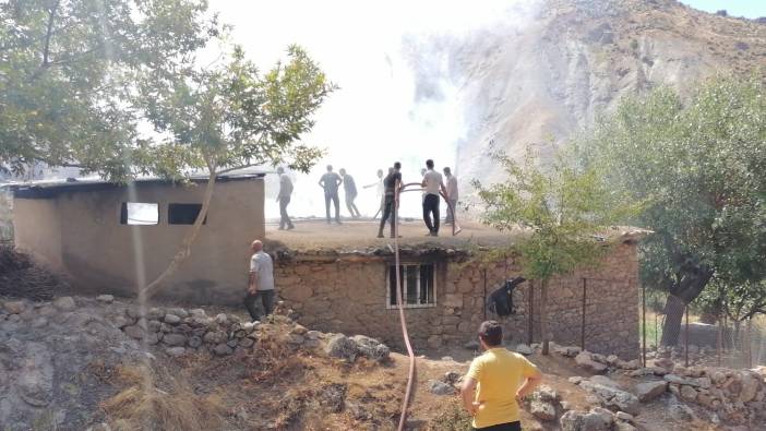 Batman'da 2 katlı köy evi yangında kullanılamaz hale geldi