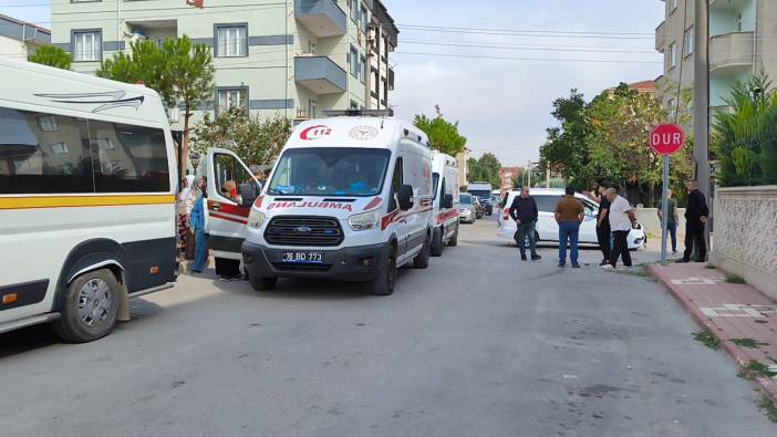 Hafif ticari araç ile okul servisi çarpıştı: Yaralılar var