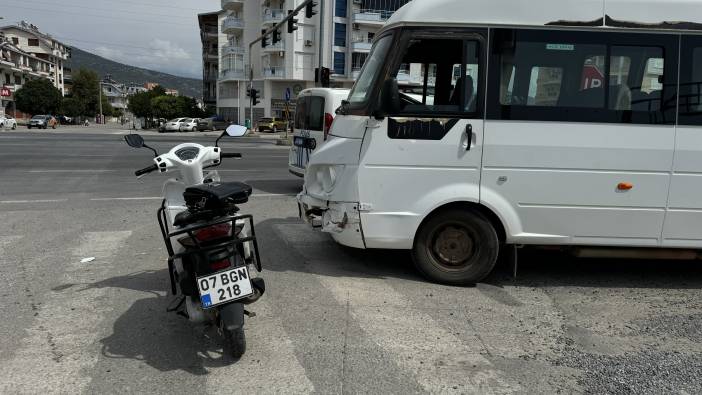 Antalya'da minibüsle motosiklet çarpıştı