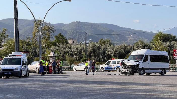 Osmaniye'de  otomobil ile okul servisi çarpıştı: 8 yaralı