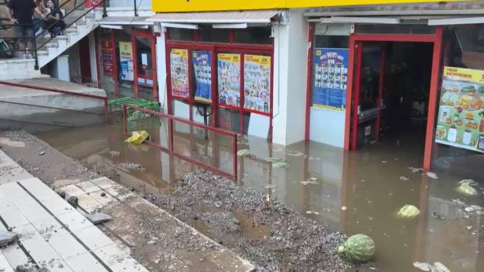 Ana isale hattı patladı; su basan market çalışanlarını vatandaşlar kurtardı