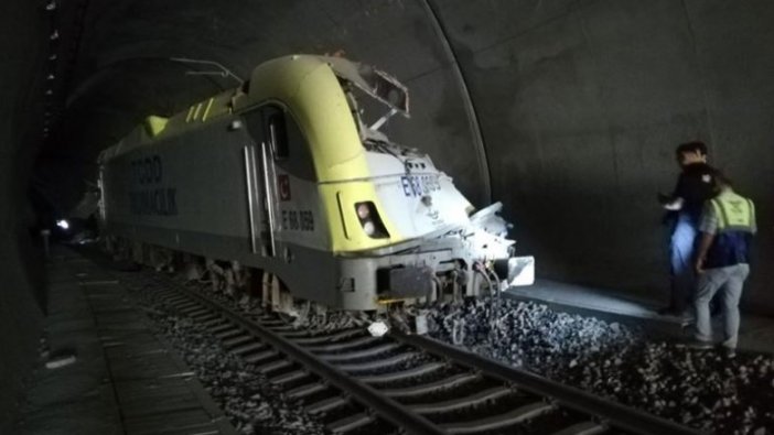 Bilecik'te kılavuz tren tünelde raydan çıktı: 2 ölü