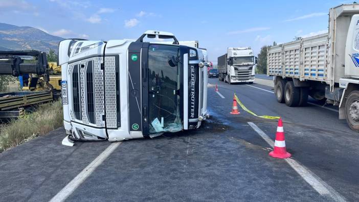 Afyonkarahisar Çay'da tır devrildi