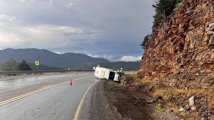 Antalya'da minibüs devrildi: 1 yaralı