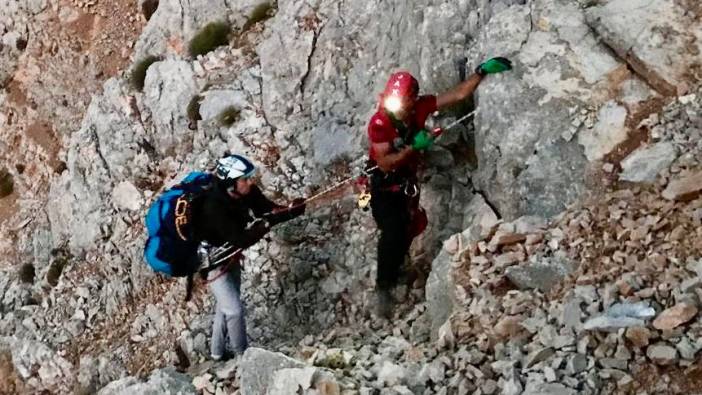 Kayalıklara düşen yamaç paraşütü pilotu kurtarıldı