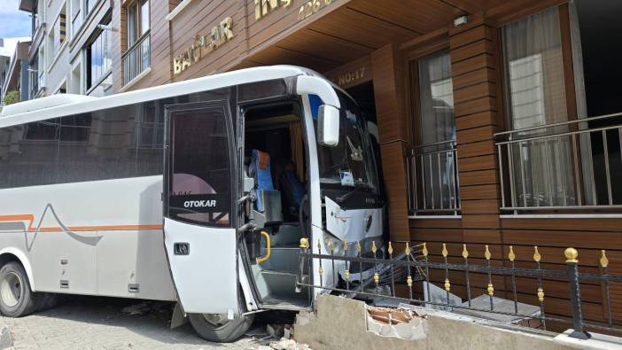 İstanbul'da servis minibüsü binaya çarptı