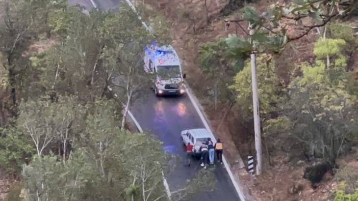 Tunceli'de sağlık çalışanları yolda kalan otomobile yardım etti.