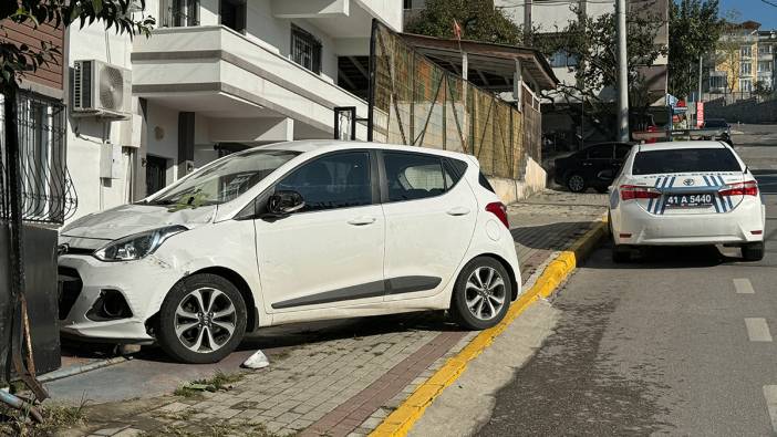 Kocaeli'de otomobil bahçe kapısına çarptı: 3 yaralı