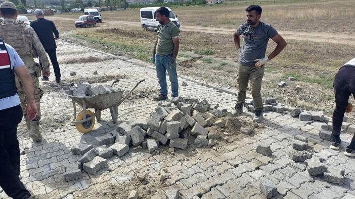 Kars’ın köy yollarına parke taşı yapılıyor