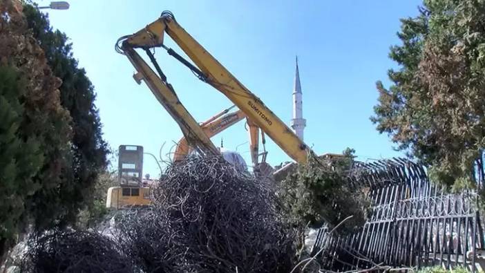 Kadıköy'de yıkım çalışması sırasında cami zarar gördü