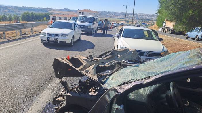 Diyarbakır'da feci kaza. Anne ve 2 çocuğu hurdaya dönen araçtan sağ çıktı