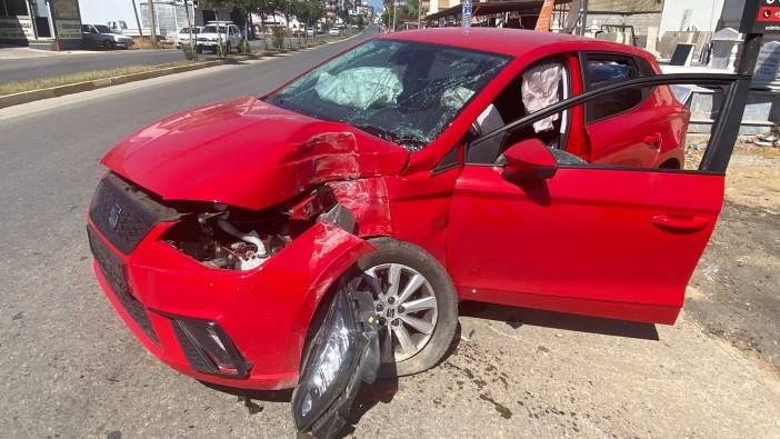 Antalya'da 2 otomobil kavşakta çarpıştı: 1 yaralı