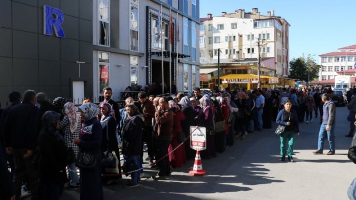 İş için başvuranlar sokağa sığmadı!