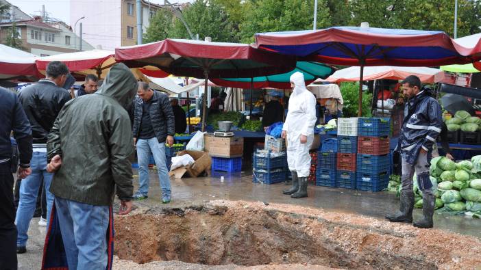 Eskişehir'de sağanakta pazar yeri çöktü