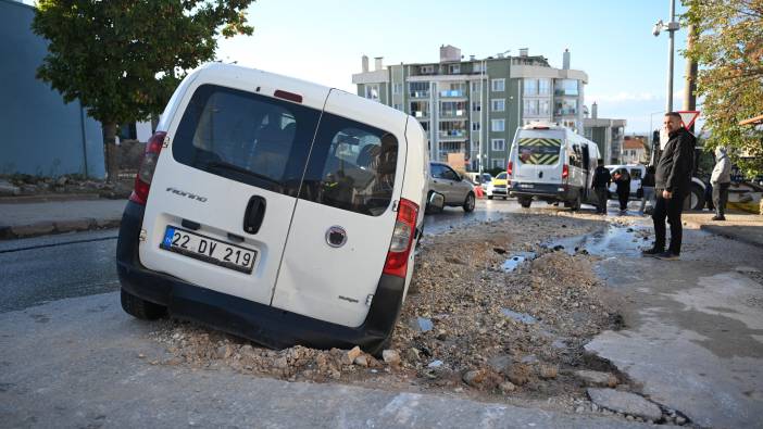 Edirne'de su borusu patladı: Araç çamura saplandı