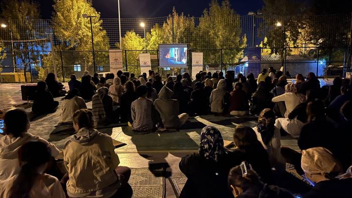 Yurt öğrencilerine açık hava sineması