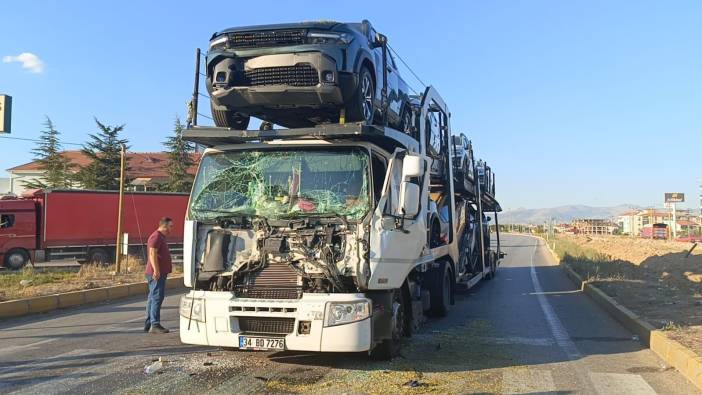 Sıfır kilometre araç taşıyan tır başka tıra çarptı