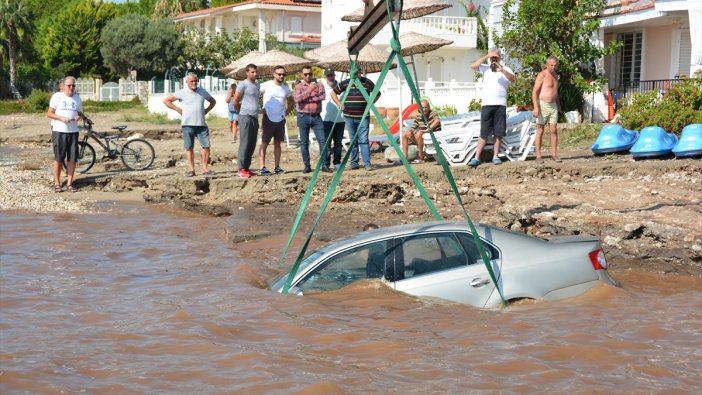 Sağanakta otomobil denize sürüklendi