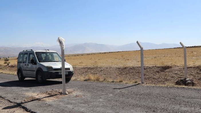 Tarlasından geçen yolu ulaşıma kapattı: Köylüler mağdur oldu