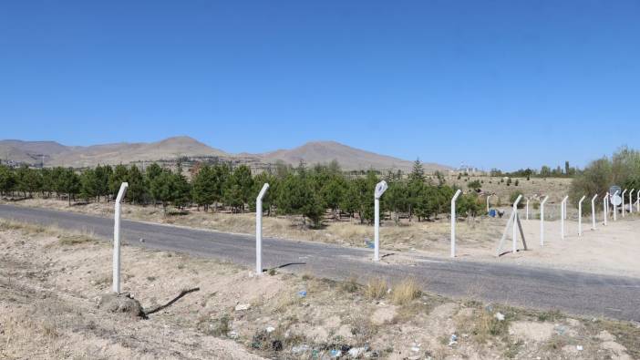 Niğde'de bir adam tarlasından geçen yolu kapattı