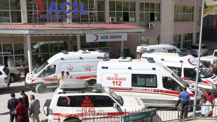 Hakkari'de öğrenci servisi şarampole devrildi