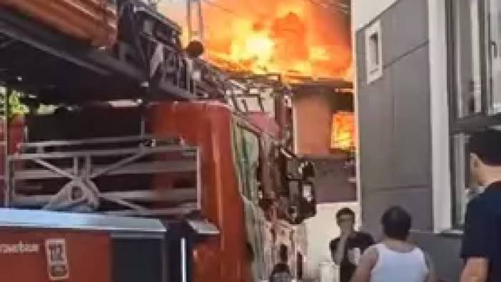 Eyüpsultan'da bir binanın çatısı alevlere teslim oldu