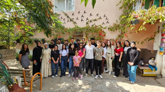 Öğretmen Fikri Çalışkan sanat evi hayran bırakıyor