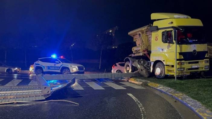 Kamyonunun çarptığı yol levhası otomobilin üzerine devrildi