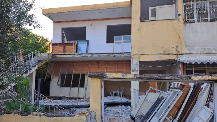 Hasarlı evin çöken balkonunun altında kalan 2 kişi öldü