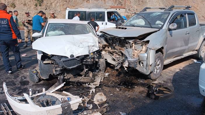 Hakkari'de pikap ile otomobil çarpıştı: 6 yaralı