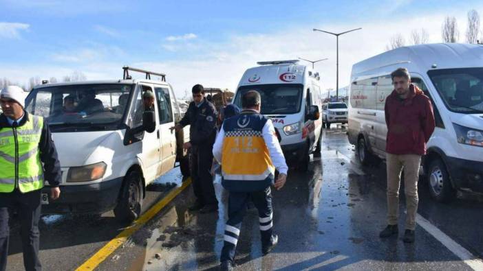 Ağrı'da feci kaza: Minibüs ile hafif ticari araç çarpıştı  '10 yaralı'