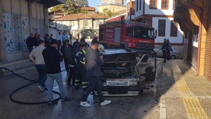 Kastamonu'da yanan otomobil hurdaya döndü