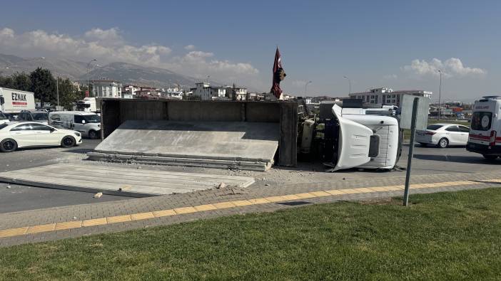 Beton blok yüklü TIR devrildi: 1 yaralı