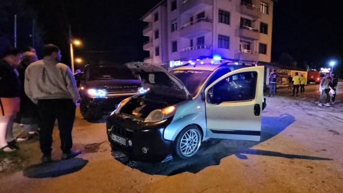 Sakarya'da otomobil park halindeki araca çarptı: 1 ölü, 1 yaralı