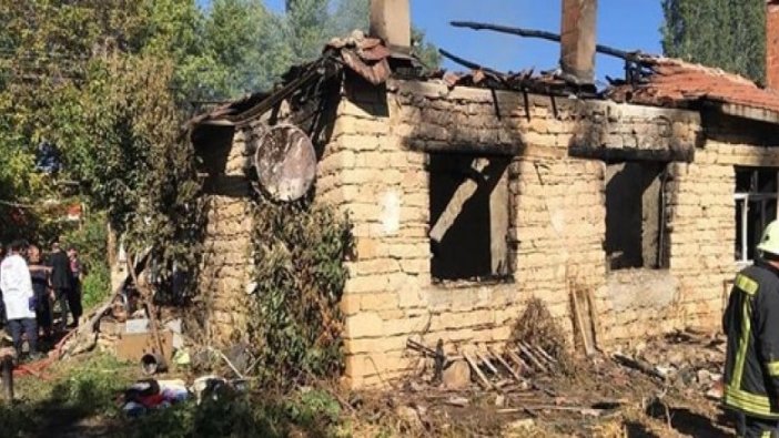 Yaşlı çift çıkan yangında hayatını kaybetti