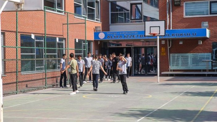 Hasarlı okulların öğrencileri geçici okullarda derse başladı