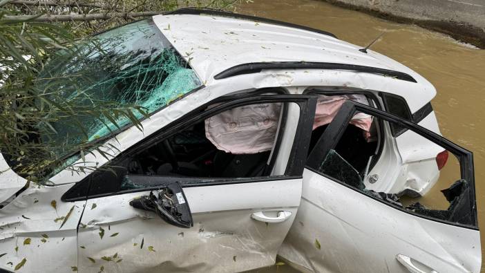 Van'da feci kaza:  1 Otomobil Çatak Çayı'na uçtu 3 yaralı