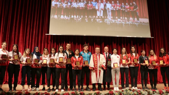 Muayene ücretleriyle öğrenci okutuyor