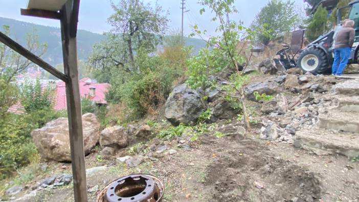 Bolu'da dev kaya parçası yola düştü