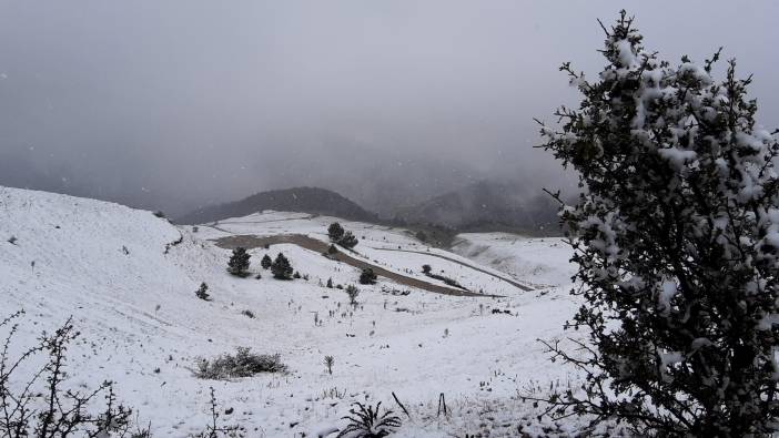Abant Gölü’nün yüksek kesimlerinde kar yağışı