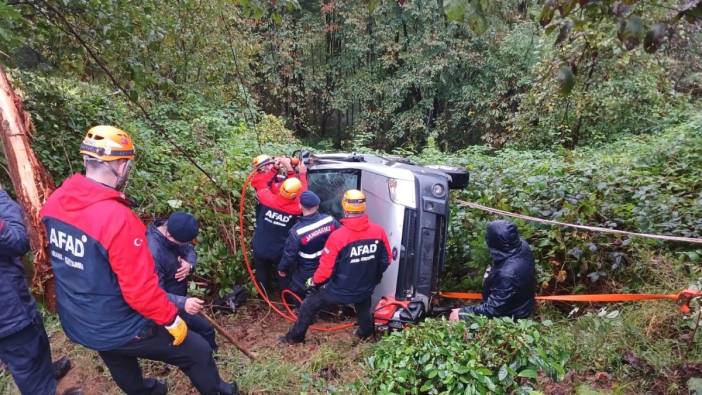 Rize’de uçuruma yuvarlanan araç askıda kaldı