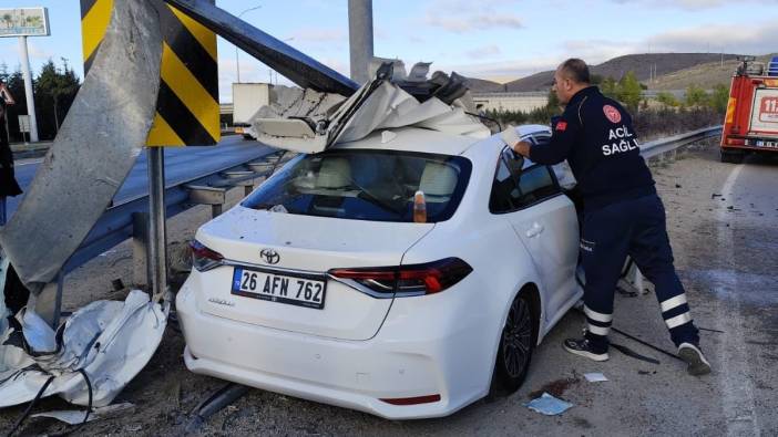 Bariyere ok gibi saplanan otomobilde 1 kişi öldü, 3 kişi yaralandı