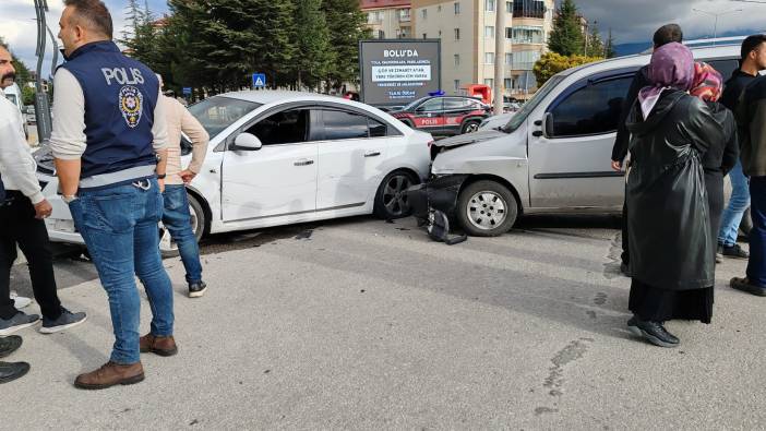 Hafif ticari araç ile otomobil çarpıştı: 2 araçta maddi hasar aldı