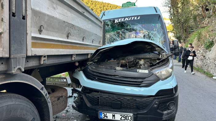 Maltepe'de yolcu minibüsü park halindeki tıra çarptı: 8 yaralı