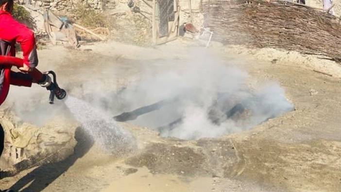 Hakkari'deki ev yangınına itfaiye müdahalesi