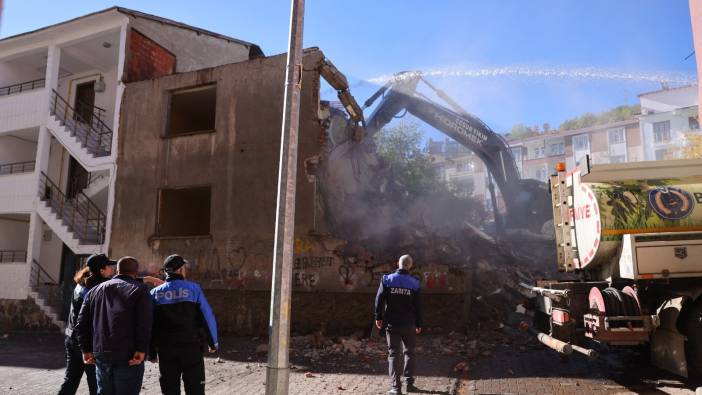 Bingöl’de metruk yapılar bir bir yıkılıyor