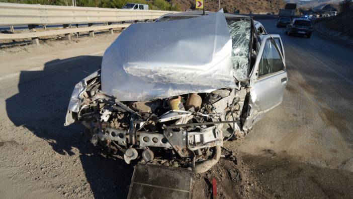 Bariyerlere çarpan otomobil hurdaya döndü