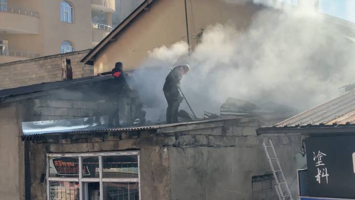 Yüksekova'da bir iş yeri yanarak kül oldu