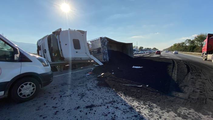 Kocaeli'de katı yakıt yüklü tır devrildi: 1 yaralı