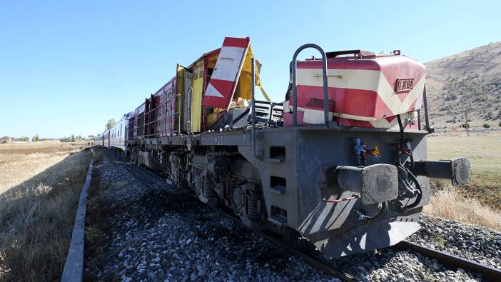 Yolcu treni beton pompasına çarptı: 1 ölü, 2 yaralı